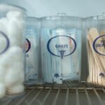 Estantería organizada con insumos médicos y de laboratorio - SEDILAB SAS